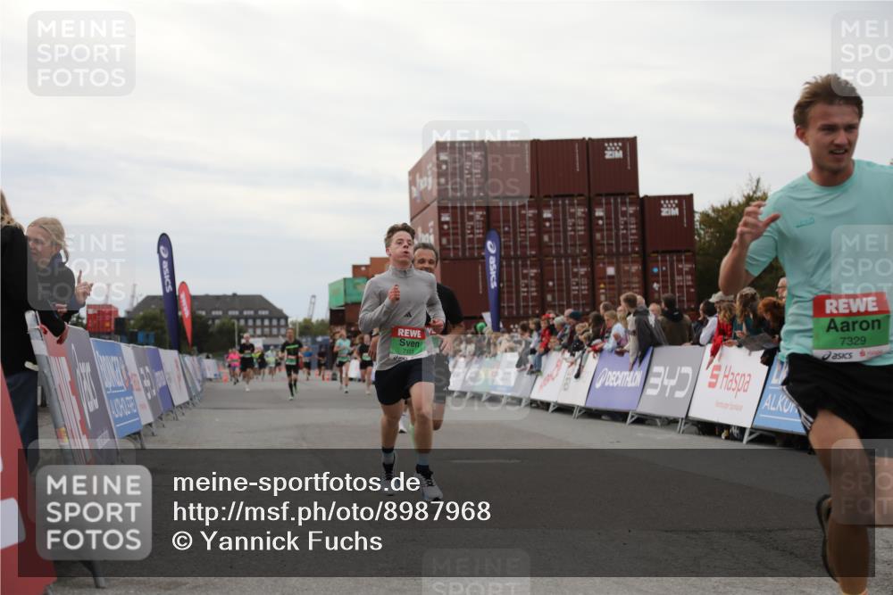 03.10.2025 - Köhlbrandbrückenlauf Yannick Fuchs http://msf.ph/oto/8987968 03.10.2025 16:00:08 Ziel 7103, 7106, 7329, 7598, 8783, 9314 meine-sportfotos.de