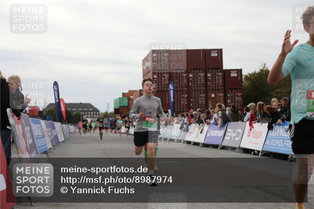 03.10.2025 - Köhlbrandbrückenlauf Yannick Fuchs http://msf.ph/oto/8987974 03.10.2025 16:00:08 Ziel 7103, 7106, 7329, 7598, 8783, 9314 meine-sportfotos.de