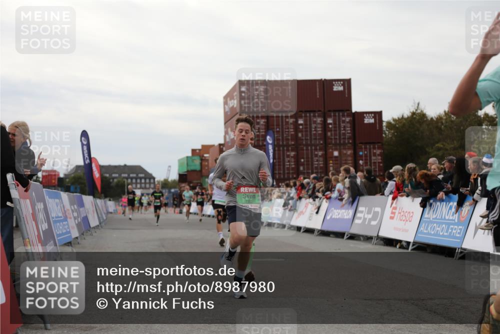 03.10.2025 - Köhlbrandbrückenlauf Yannick Fuchs http://msf.ph/oto/8987980 03.10.2025 16:00:08 Ziel 7103, 7106, 7329, 7598, 8783, 9314 meine-sportfotos.de