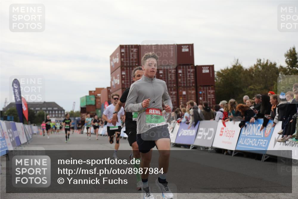 03.10.2025 - Köhlbrandbrückenlauf Yannick Fuchs http://msf.ph/oto/8987984 03.10.2025 16:00:09 Ziel 7103, 7106, 7271, 7329, 7598, 8783, 9314 meine-sportfotos.de