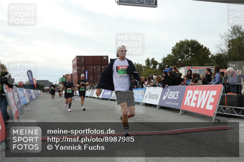 03.10.2025 - Köhlbrandbrückenlauf Yannick Fuchs http://msf.ph/oto/8987985 03.10.2025 16:12:23 Ziel 7654, 7688, 8501, 8901, 9060, 9061, 9359, 9454, 9677 meine-sportfotos.de