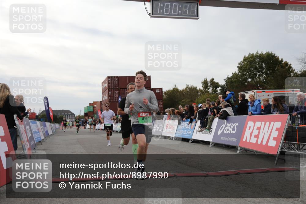 03.10.2025 - Köhlbrandbrückenlauf Yannick Fuchs http://msf.ph/oto/8987990 03.10.2025 16:00:09 Ziel 7103, 7106, 7271, 7329, 7598, 8783, 9314 meine-sportfotos.de