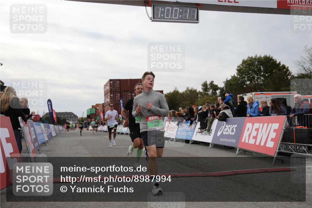 03.10.2025 - Köhlbrandbrückenlauf Yannick Fuchs http://msf.ph/oto/8987994 03.10.2025 16:00:09 Ziel 7103, 7106, 7271, 7329, 7598, 8783, 9314 meine-sportfotos.de