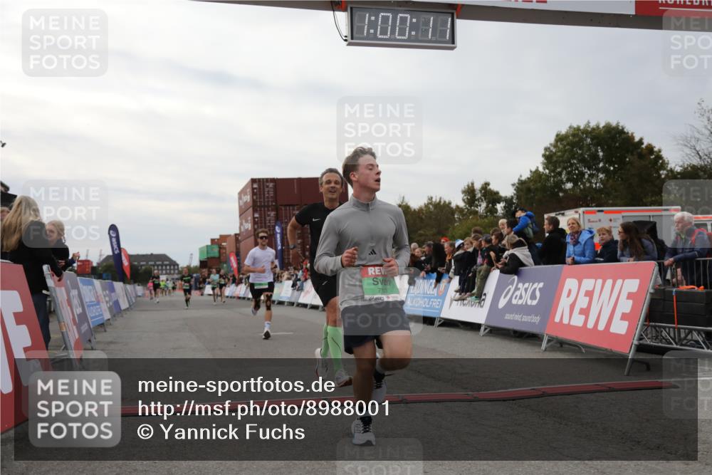 03.10.2025 - Köhlbrandbrückenlauf Yannick Fuchs http://msf.ph/oto/8988001 03.10.2025 16:00:09 Ziel 7103, 7106, 7271, 7329, 7598, 8783, 9314 meine-sportfotos.de