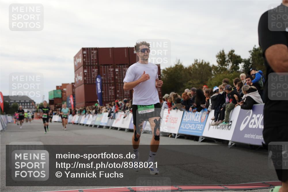 03.10.2025 - Köhlbrandbrückenlauf Yannick Fuchs http://msf.ph/oto/8988021 03.10.2025 16:00:11 Ziel 7103, 7106, 7233, 7271, 7329, 7598, 9314 meine-sportfotos.de