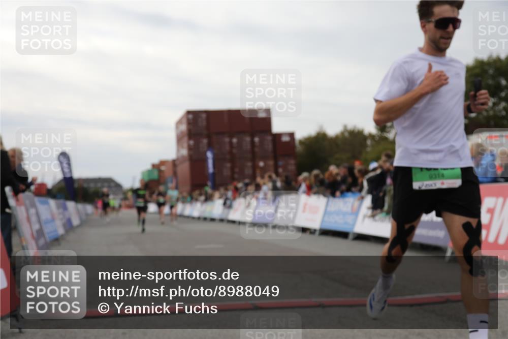 03.10.2025 - Köhlbrandbrückenlauf Yannick Fuchs http://msf.ph/oto/8988049 03.10.2025 16:00:12 Ziel 7103, 7106, 7233, 7271, 7276, 7598, 9314 meine-sportfotos.de
