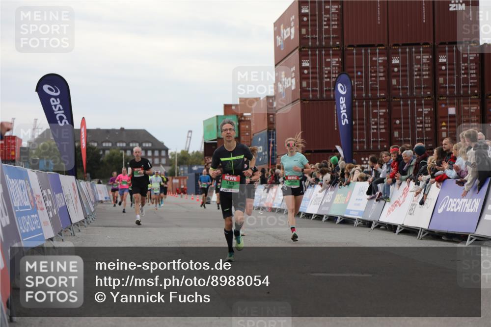 03.10.2025 - Köhlbrandbrückenlauf Yannick Fuchs http://msf.ph/oto/8988054 03.10.2025 16:00:13 Ziel 7106, 7233, 7271, 7276, 7598, 9314 meine-sportfotos.de