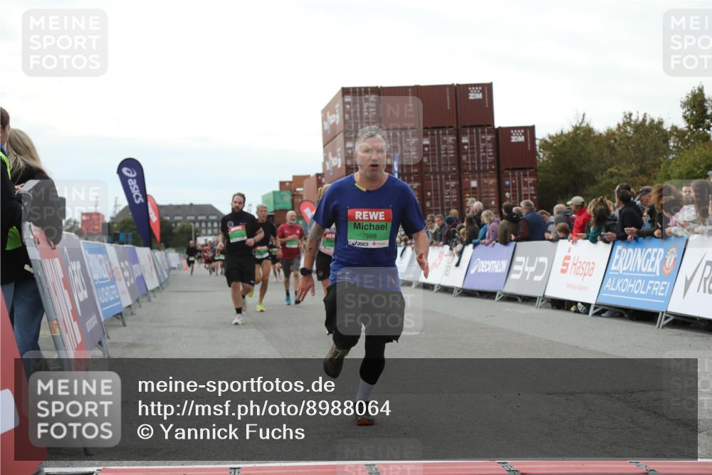 03.10.2025 - Köhlbrandbrückenlauf Yannick Fuchs http://msf.ph/oto/8988064 03.10.2025 16:12:26 Ziel 7203, 7654, 7688, 8901, 9060, 9061, 9359, 9454, 9677, 9706 meine-sportfotos.de