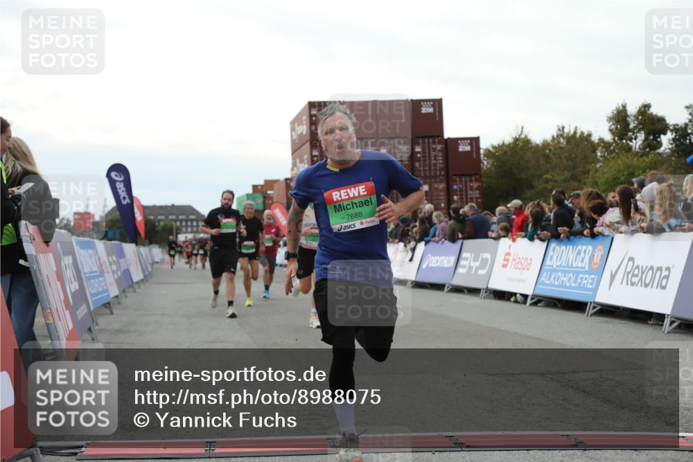 03.10.2025 - Köhlbrandbrückenlauf Yannick Fuchs http://msf.ph/oto/8988075 03.10.2025 16:12:27 Ziel 7203, 7654, 7688, 8901, 9060, 9061, 9359, 9454, 9677, 9706 meine-sportfotos.de