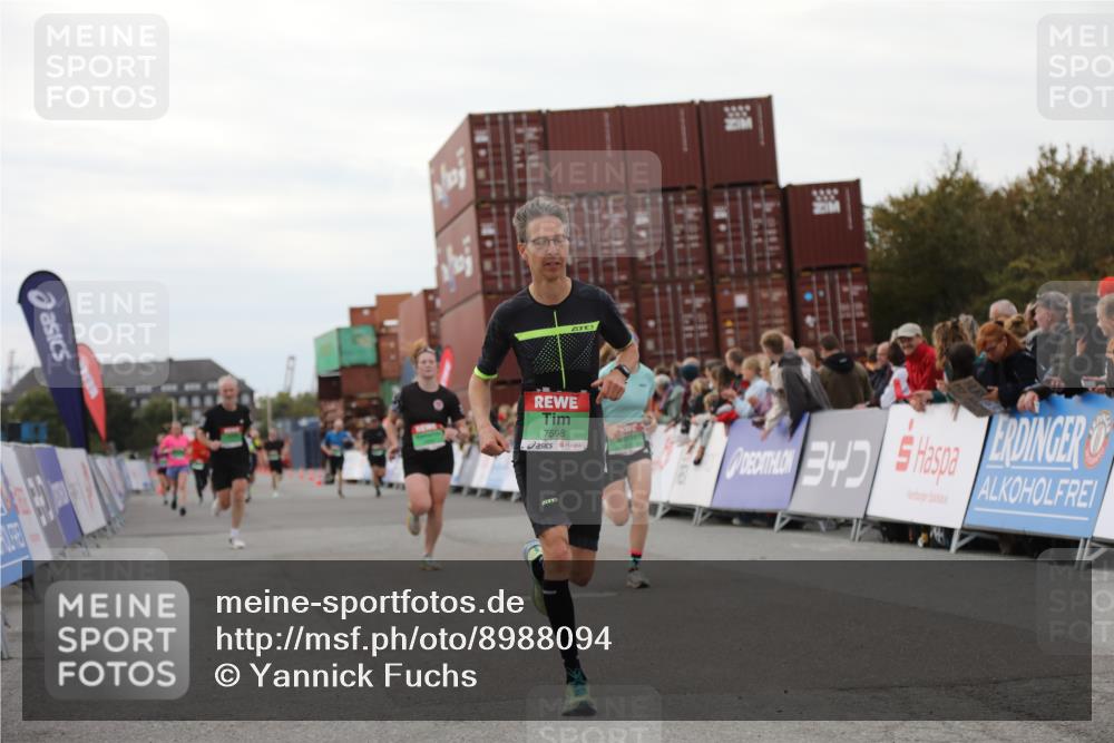 03.10.2025 - Köhlbrandbrückenlauf Yannick Fuchs http://msf.ph/oto/8988094 03.10.2025 16:00:15 Ziel 7105, 7233, 7271, 7276, 7301, 7598 meine-sportfotos.de