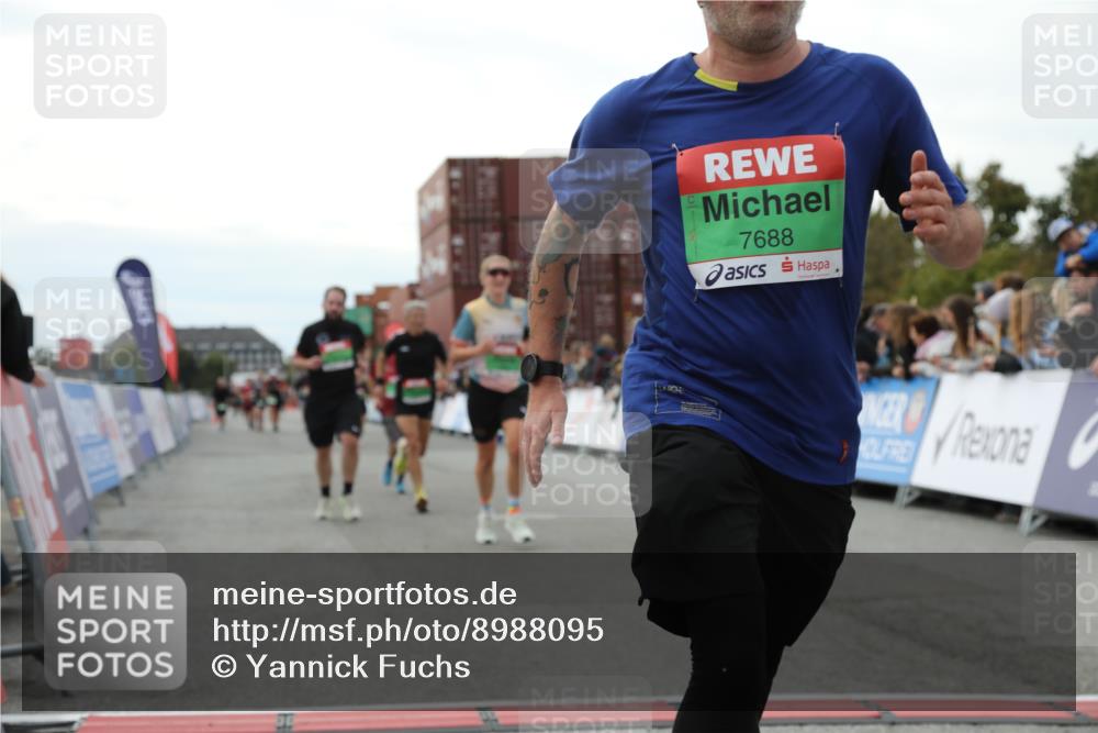 03.10.2025 - Köhlbrandbrückenlauf Yannick Fuchs http://msf.ph/oto/8988095 03.10.2025 16:12:27 Ziel 7203, 7654, 7688, 8901, 9060, 9061, 9359, 9454, 9677, 9706 meine-sportfotos.de
