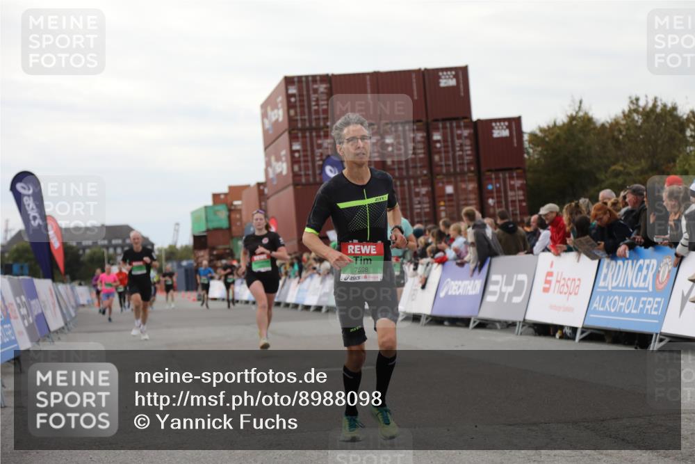 03.10.2025 - Köhlbrandbrückenlauf Yannick Fuchs http://msf.ph/oto/8988098 03.10.2025 16:00:15 Ziel 7105, 7233, 7271, 7276, 7301, 7598 meine-sportfotos.de