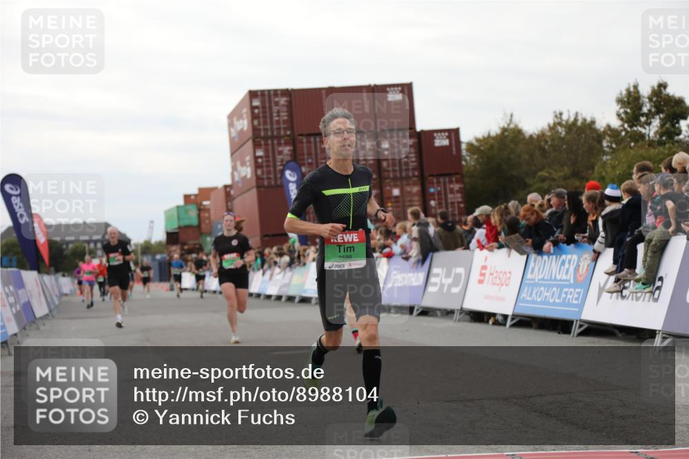 03.10.2025 - Köhlbrandbrückenlauf Yannick Fuchs http://msf.ph/oto/8988104 03.10.2025 16:00:15 Ziel 7105, 7233, 7271, 7276, 7301, 7598 meine-sportfotos.de
