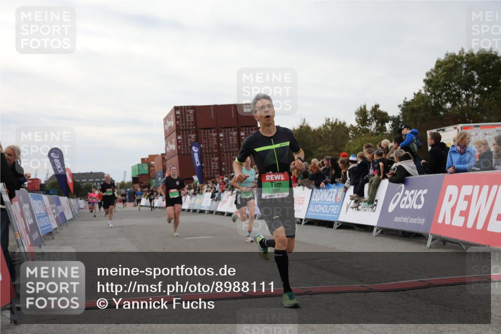 03.10.2025 - Köhlbrandbrückenlauf Yannick Fuchs http://msf.ph/oto/8988111 03.10.2025 16:00:15 Ziel 7105, 7233, 7271, 7276, 7301, 7598 meine-sportfotos.de