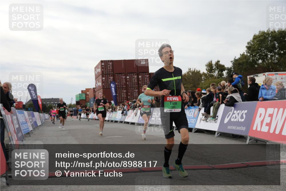 03.10.2025 - Köhlbrandbrückenlauf Yannick Fuchs http://msf.ph/oto/8988117 03.10.2025 16:00:16 Ziel 7105, 7233, 7271, 7276, 7301, 7598 meine-sportfotos.de