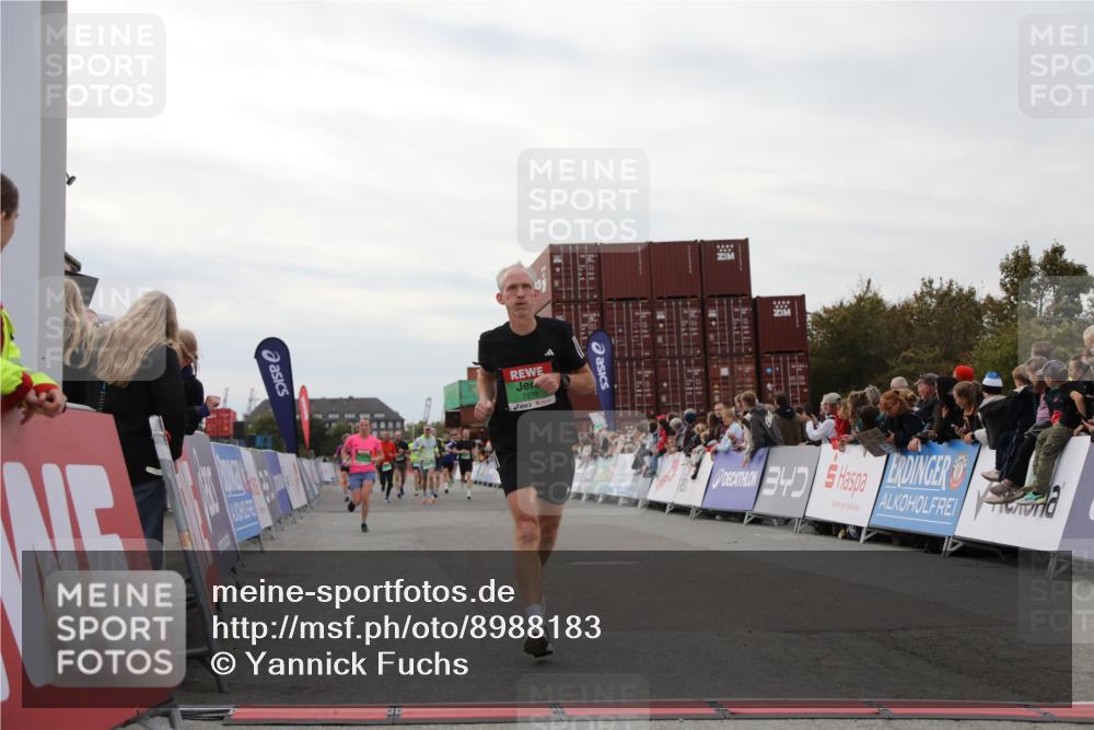 03.10.2025 - Köhlbrandbrückenlauf Yannick Fuchs http://msf.ph/oto/8988183 03.10.2025 16:00:19 Ziel 7027, 7105, 7116, 7233, 7271, 7276, 7301, 7598, 9491 meine-sportfotos.de