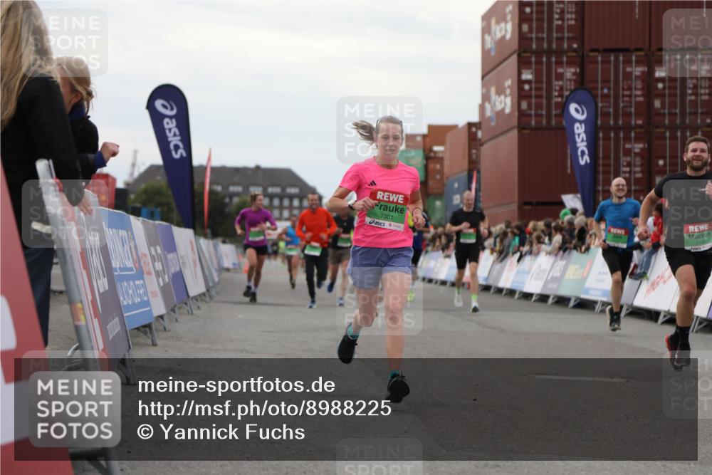 03.10.2025 - Köhlbrandbrückenlauf Yannick Fuchs http://msf.ph/oto/8988225 03.10.2025 16:00:22 Ziel 7027, 7105, 7116, 7202, 7233, 7276, 7301, 9188, 9189, 9240, 9391, 9491, 9717 meine-sportfotos.de