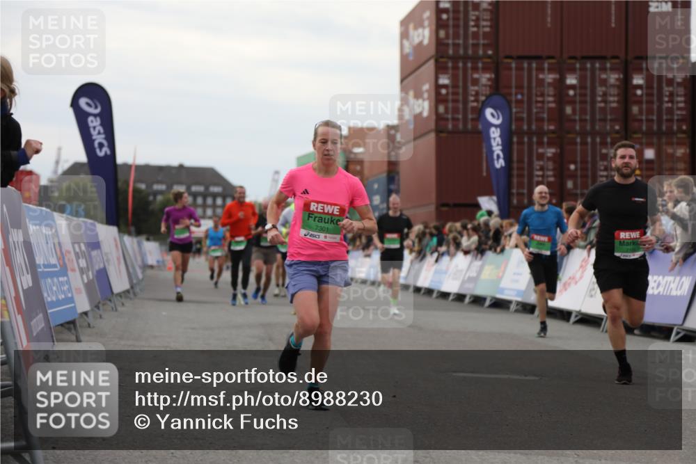 03.10.2025 - Köhlbrandbrückenlauf Yannick Fuchs http://msf.ph/oto/8988230 03.10.2025 16:00:22 Ziel 7027, 7105, 7116, 7202, 7233, 7276, 7301, 9188, 9189, 9240, 9391, 9491, 9717 meine-sportfotos.de