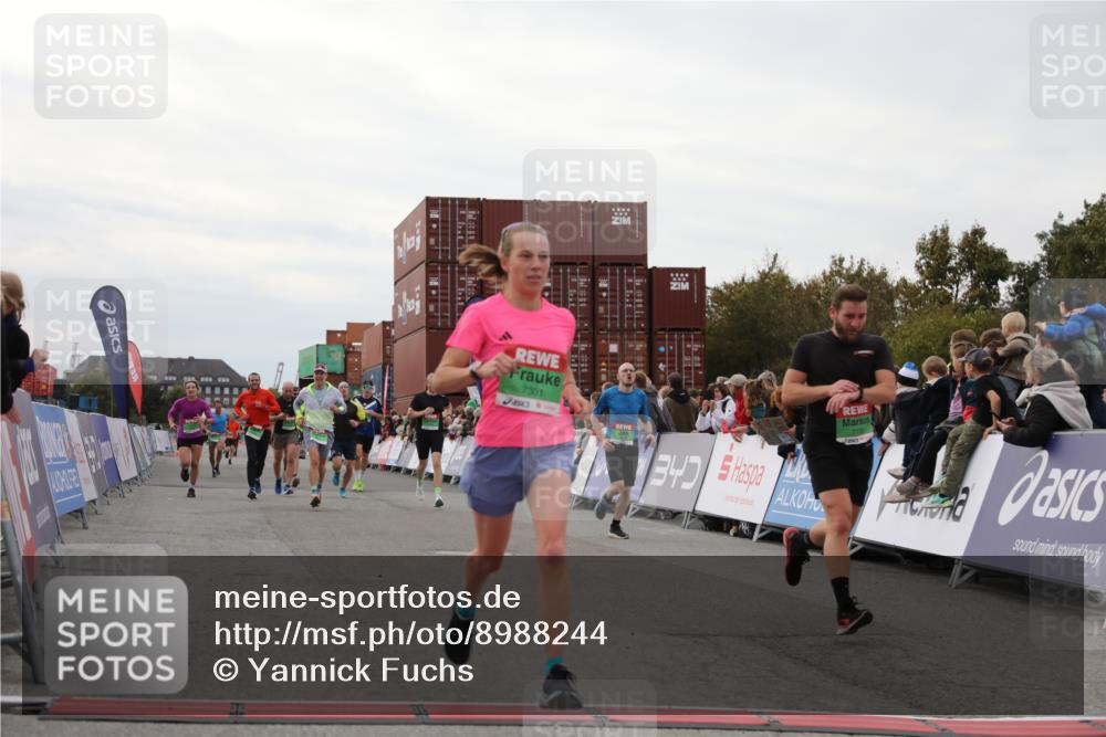 03.10.2025 - Köhlbrandbrückenlauf Yannick Fuchs http://msf.ph/oto/8988244 03.10.2025 16:00:23 Ziel 7027, 7105, 7116, 7202, 7276, 7287, 7301, 9188, 9189, 9240, 9391, 9491, 9717 meine-sportfotos.de