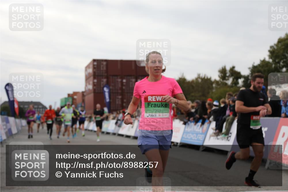 03.10.2025 - Köhlbrandbrückenlauf Yannick Fuchs http://msf.ph/oto/8988257 03.10.2025 16:00:24 Ziel 7027, 7105, 7116, 7202, 7276, 7287, 7301, 9188, 9189, 9240, 9391, 9491, 9717 meine-sportfotos.de
