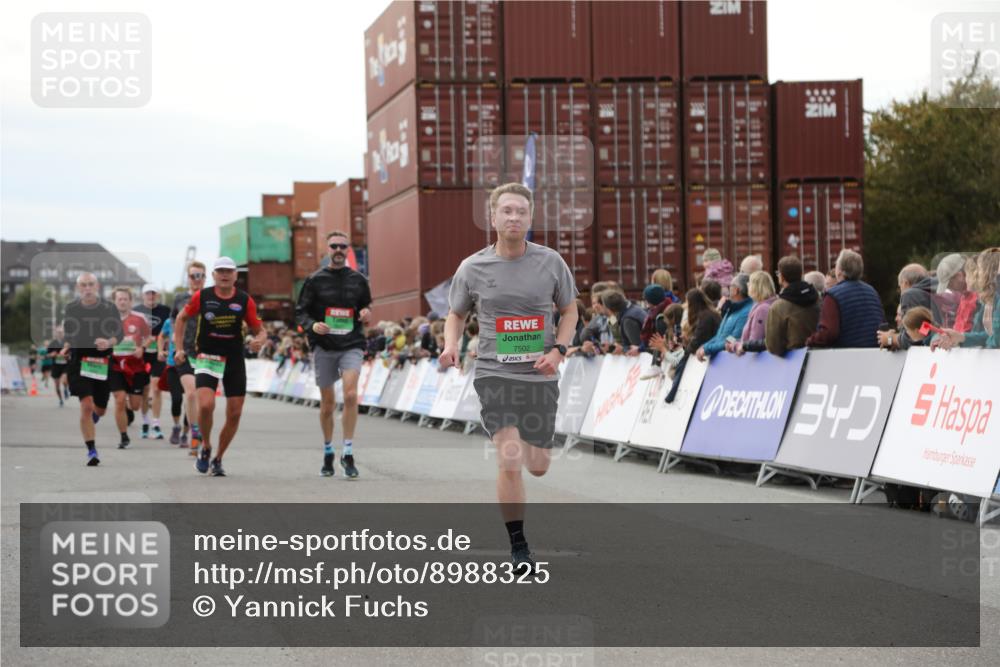 03.10.2025 - Köhlbrandbrückenlauf Yannick Fuchs http://msf.ph/oto/8988325 03.10.2025 16:12:36 Ziel 7203, 7502, 8957, 8960, 8979, 8982, 9296, 9300, 9307, 9420, 9706 meine-sportfotos.de