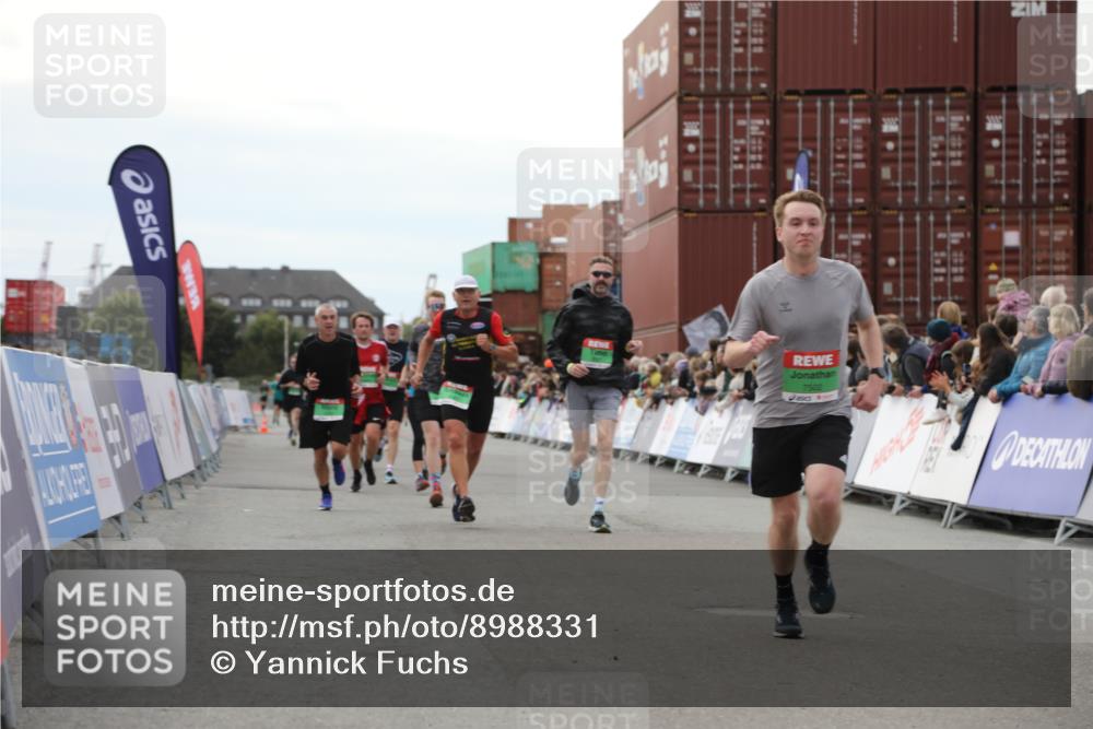 03.10.2025 - Köhlbrandbrückenlauf Yannick Fuchs http://msf.ph/oto/8988331 03.10.2025 16:12:36 Ziel 7203, 7502, 8957, 8960, 8979, 8982, 9296, 9300, 9307, 9420, 9706 meine-sportfotos.de