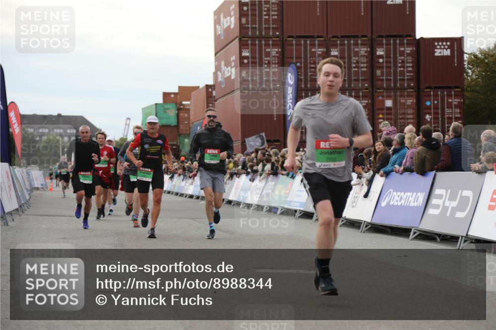 03.10.2025 - Köhlbrandbrückenlauf Yannick Fuchs http://msf.ph/oto/8988344 03.10.2025 16:12:36 Ziel 7203, 7502, 8957, 8960, 8979, 8982, 9296, 9300, 9307, 9420, 9706 meine-sportfotos.de