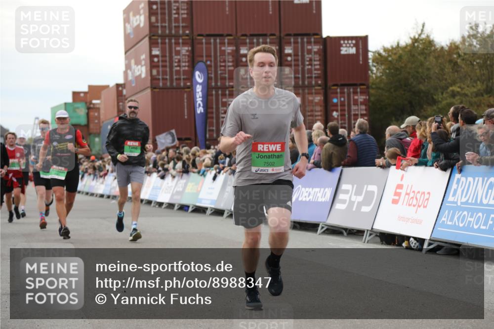 03.10.2025 - Köhlbrandbrückenlauf Yannick Fuchs http://msf.ph/oto/8988347 03.10.2025 16:12:36 Ziel 7203, 7502, 8957, 8960, 8979, 8982, 9296, 9300, 9307, 9420, 9706 meine-sportfotos.de