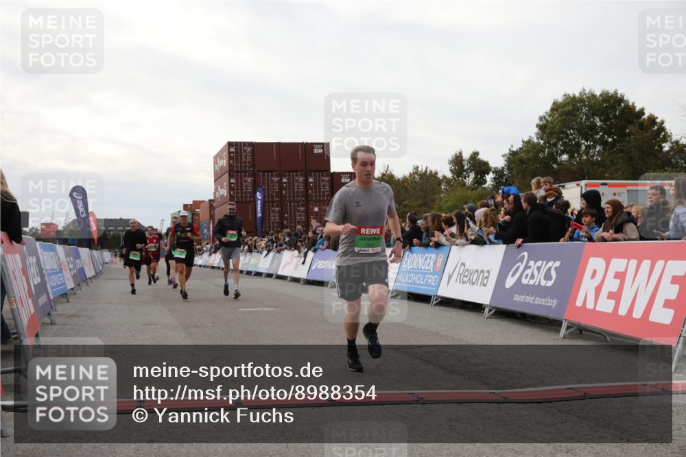 03.10.2025 - Köhlbrandbrückenlauf Yannick Fuchs http://msf.ph/oto/8988354 03.10.2025 16:12:37 Ziel 7203, 7502, 8957, 8960, 8979, 8982, 9296, 9300, 9307, 9420, 9706 meine-sportfotos.de
