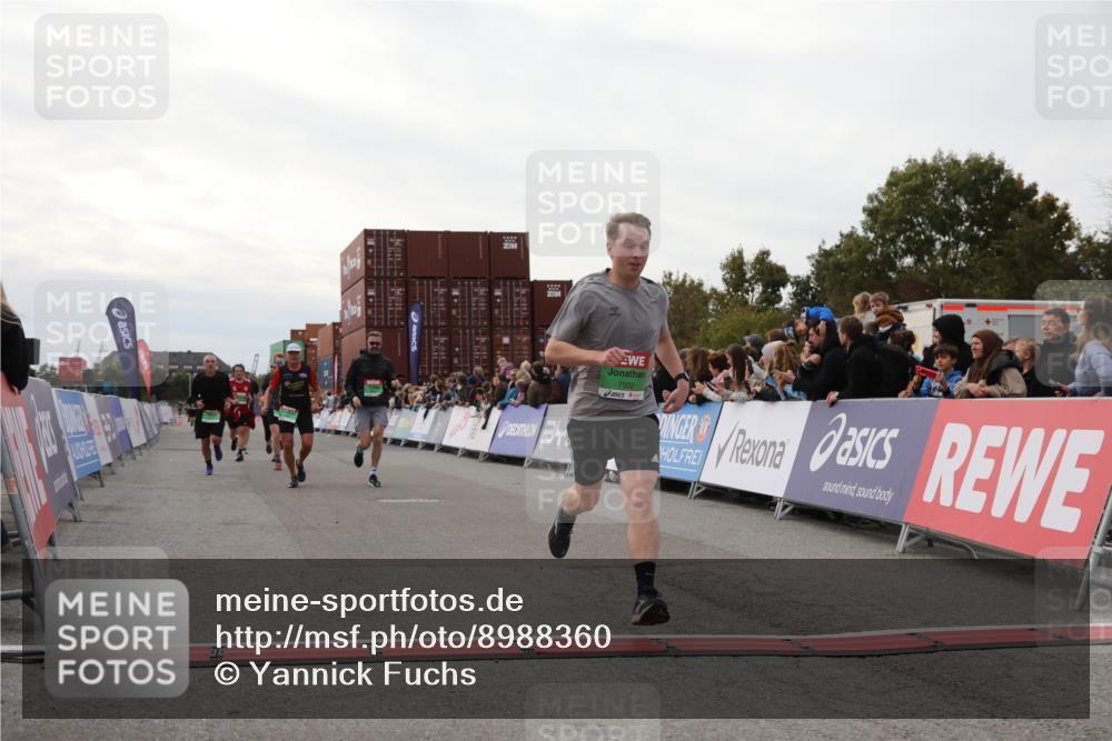 03.10.2025 - Köhlbrandbrückenlauf Yannick Fuchs http://msf.ph/oto/8988360 03.10.2025 16:12:37 Ziel 7203, 7502, 8957, 8960, 8979, 8982, 9296, 9300, 9307, 9420, 9706 meine-sportfotos.de