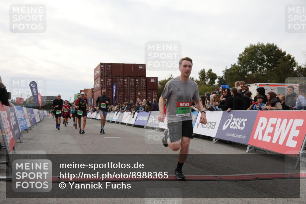 03.10.2025 - Köhlbrandbrückenlauf Yannick Fuchs http://msf.ph/oto/8988365 03.10.2025 16:12:37 Ziel 7203, 7502, 8957, 8960, 8979, 8982, 9296, 9300, 9307, 9420, 9706 meine-sportfotos.de