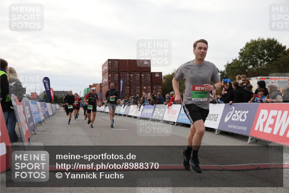 03.10.2025 - Köhlbrandbrückenlauf Yannick Fuchs http://msf.ph/oto/8988370 03.10.2025 16:12:38 Ziel 7502, 8957, 8960, 8979, 8982, 9296, 9300, 9307, 9420 meine-sportfotos.de