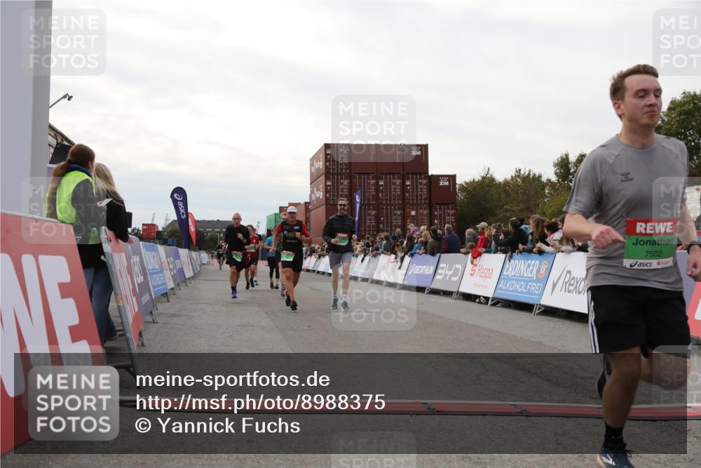 03.10.2025 - Köhlbrandbrückenlauf Yannick Fuchs http://msf.ph/oto/8988375 03.10.2025 16:12:38 Ziel 7502, 8957, 8960, 8979, 8982, 9296, 9300, 9307, 9420 meine-sportfotos.de