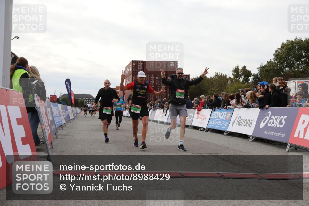 03.10.2025 - Köhlbrandbrückenlauf Yannick Fuchs http://msf.ph/oto/8988429 03.10.2025 16:12:39 Ziel 7502, 8957, 8960, 8979, 8982, 9296, 9300, 9307, 9420 meine-sportfotos.de