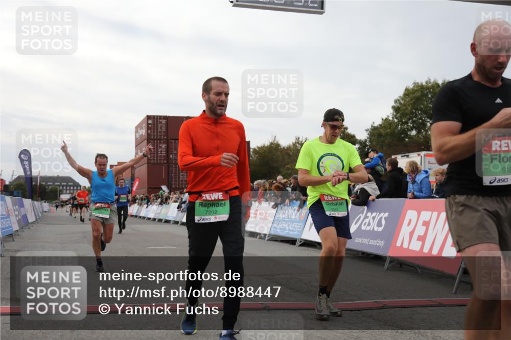 03.10.2025 - Köhlbrandbrückenlauf Yannick Fuchs http://msf.ph/oto/8988447 03.10.2025 16:00:31 Ziel 7116, 7202, 7287, 7327, 7818, 9188, 9189, 9240, 9391, 9491, 9568, 9717 meine-sportfotos.de