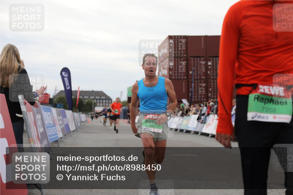 03.10.2025 - Köhlbrandbrückenlauf Yannick Fuchs http://msf.ph/oto/8988450 03.10.2025 16:00:31 Ziel 7116, 7202, 7287, 7327, 7818, 9188, 9189, 9240, 9391, 9491, 9568, 9717 meine-sportfotos.de