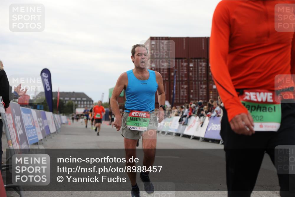03.10.2025 - Köhlbrandbrückenlauf Yannick Fuchs http://msf.ph/oto/8988457 03.10.2025 16:00:32 Ziel 7202, 7287, 7327, 7818, 9188, 9189, 9240, 9391, 9568, 9717 meine-sportfotos.de