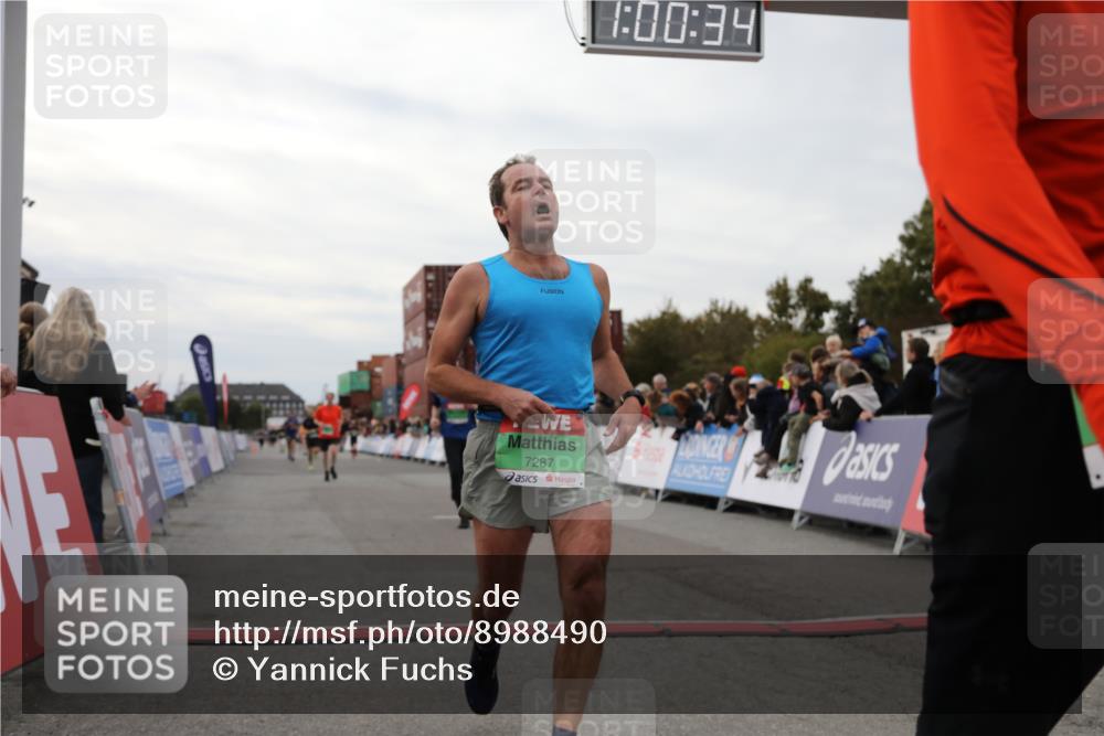03.10.2025 - Köhlbrandbrückenlauf Yannick Fuchs http://msf.ph/oto/8988490 03.10.2025 16:00:33 Ziel 7202, 7287, 7327, 7818, 9188, 9189, 9391, 9568 meine-sportfotos.de