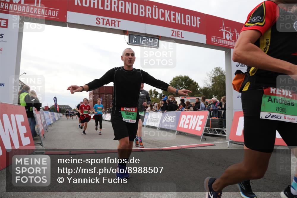 03.10.2025 - Köhlbrandbrückenlauf Yannick Fuchs http://msf.ph/oto/8988507 03.10.2025 16:12:42 Ziel 7358, 7457, 7482, 8957, 8960, 8979, 8982, 9296, 9300, 9307, 9420 meine-sportfotos.de