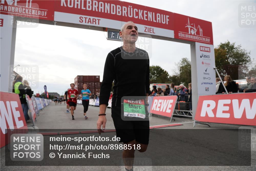 03.10.2025 - Köhlbrandbrückenlauf Yannick Fuchs http://msf.ph/oto/8988518 03.10.2025 16:12:42 Ziel 7358, 7457, 7482, 8957, 8960, 8979, 8982, 9296, 9300, 9307, 9420 meine-sportfotos.de