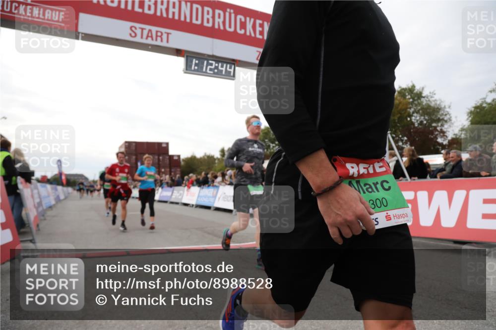 03.10.2025 - Köhlbrandbrückenlauf Yannick Fuchs http://msf.ph/oto/8988528 03.10.2025 16:12:42 Ziel 7358, 7457, 7482, 8957, 8960, 8979, 8982, 9296, 9300, 9307, 9420 meine-sportfotos.de