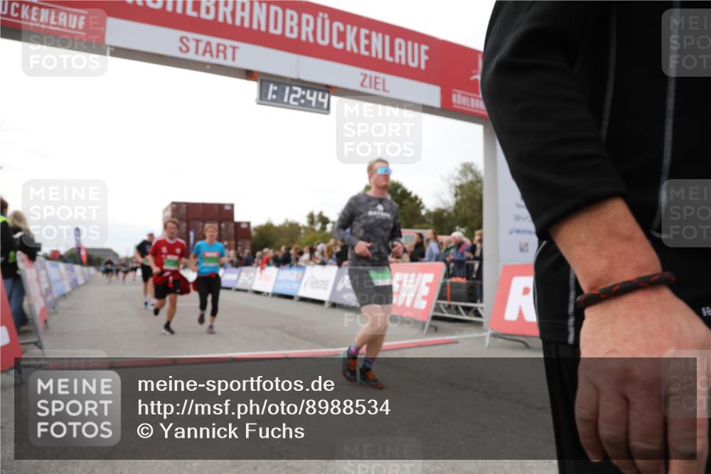 03.10.2025 - Köhlbrandbrückenlauf Yannick Fuchs http://msf.ph/oto/8988534 03.10.2025 16:12:42 Ziel 7358, 7457, 7482, 8957, 8960, 8979, 8982, 9296, 9300, 9307, 9420 meine-sportfotos.de