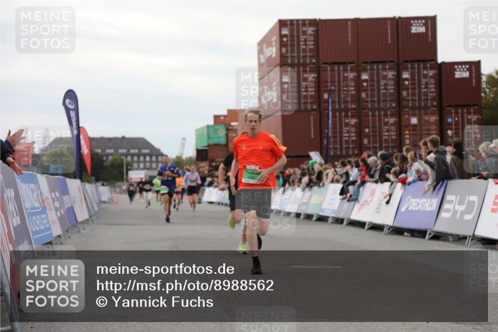 03.10.2025 - Köhlbrandbrückenlauf Yannick Fuchs http://msf.ph/oto/8988562 03.10.2025 16:00:36 Ziel 7189, 7259, 7327, 7818, 8811, 9568 meine-sportfotos.de