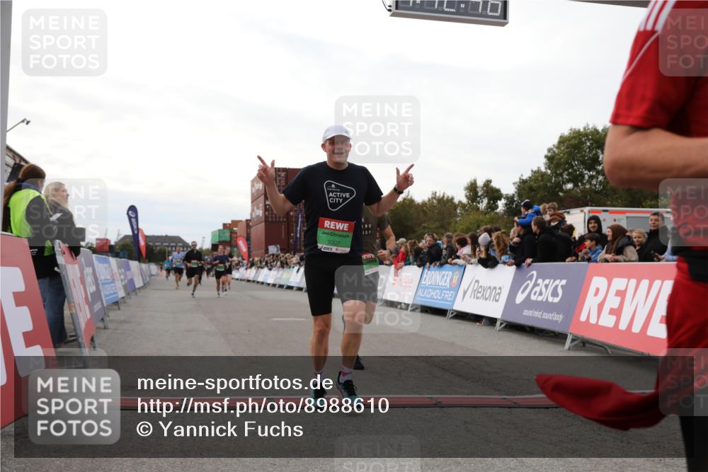 03.10.2025 - Köhlbrandbrückenlauf Yannick Fuchs http://msf.ph/oto/8988610 03.10.2025 16:12:45 Ziel 7358, 7457, 7482, 7653, 8979, 8982, 9296, 9307, 9420 meine-sportfotos.de