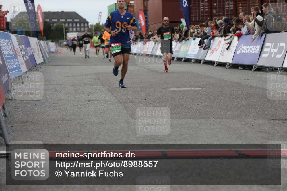 03.10.2025 - Köhlbrandbrückenlauf Yannick Fuchs http://msf.ph/oto/8988657 03.10.2025 16:00:40 Ziel 7189, 7259, 7561, 7584, 7600, 7818, 8811, 9568 meine-sportfotos.de