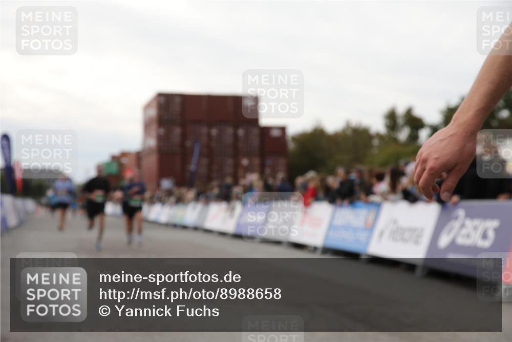 03.10.2025 - Köhlbrandbrückenlauf Yannick Fuchs http://msf.ph/oto/8988658 03.10.2025 16:12:46 Ziel 7358, 7443, 7457, 7482, 7653, 8979, 8982, 9296, 9307 meine-sportfotos.de