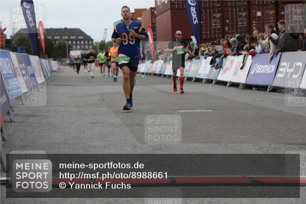 03.10.2025 - Köhlbrandbrückenlauf Yannick Fuchs http://msf.ph/oto/8988661 03.10.2025 16:00:40 Ziel 7189, 7259, 7561, 7584, 7600, 7818, 8811, 9568 meine-sportfotos.de