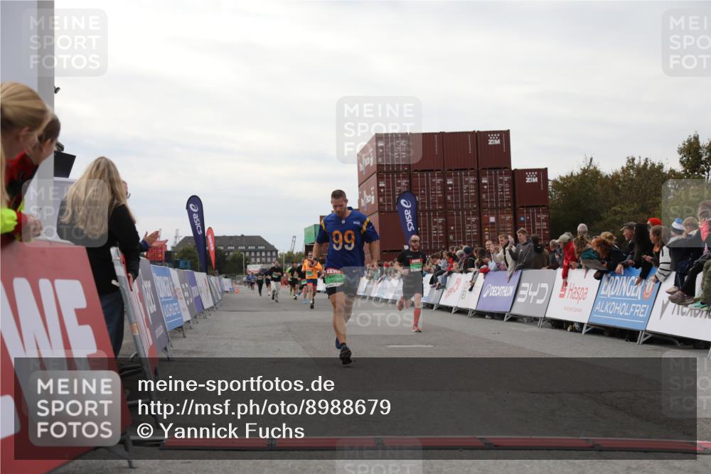 03.10.2025 - Köhlbrandbrückenlauf Yannick Fuchs http://msf.ph/oto/8988679 03.10.2025 16:00:41 Ziel 7189, 7259, 7561, 7584, 7600, 7818, 8811, 9568 meine-sportfotos.de