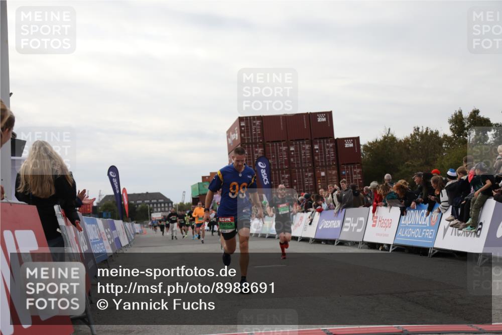03.10.2025 - Köhlbrandbrückenlauf Yannick Fuchs http://msf.ph/oto/8988691 03.10.2025 16:00:42 Ziel 7189, 7223, 7259, 7561, 7584, 7600, 8811, 8940, 9568 meine-sportfotos.de