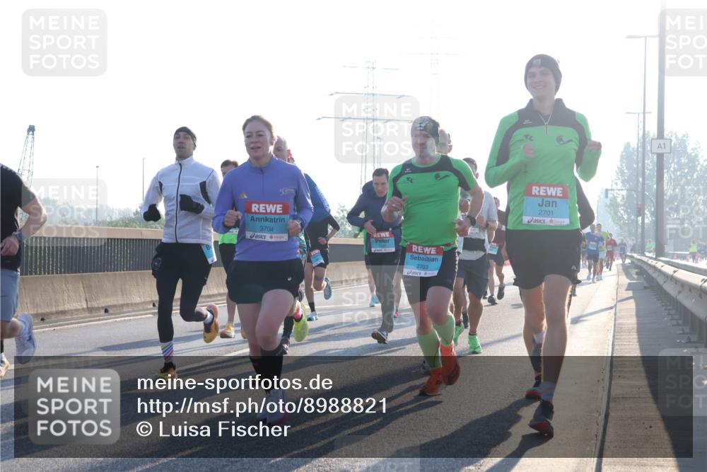 03.10.2025 - Köhlbrandbrückenlauf Luisa Fischer http://msf.ph/oto/8988821 03.10.2025 10:12:01 Position 3 113, 3704, 2703, 2701, 1 meine-sportfotos.de